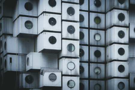 Una immagine degli anni precedenti la demolizione che evidenzia lo stato di obsolescenza dei moduli (© Raphael Koh @dreamevile)