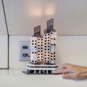 Takayuki Sekine, proprietario della capsula B1004, mostra la lampada commemorativa donata nel 1972 dalla società Nakagin ai primi 140 acquirenti