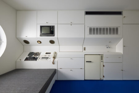 La Capsula A1305, restaurata nel 2022–2023. Kisho Kurokawa Architect & Associates, Kisho Kurokawa, Nobuo Abe, Aiko Mogi, Koji Shimosawa, Kenjiro Ueda, Gengo Matsui