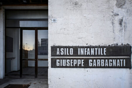 Cesare Cattaneo, Ingresso dell'Asilo Garbagnati, Cermenate (© Lorenza Ceruti)