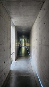 Chichu Art Museum corridoio ingresso, Tadao Ando (© Matteo Vercelloni)