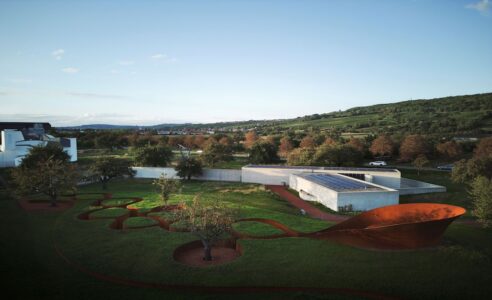 Doshi Retreat, Vitra Campus, 2025 (© Julien Lanoo, courtesy Vitra Campus)