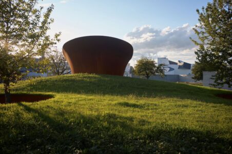 Doshi Retreat, Vitra Campus, 2025 (© Julien Lanoo, courtesy Vitra Campus)