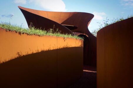 Doshi Retreat, Vitra Campus, 2025 (© Julien Lanoo, courtesy Vitra Campus)