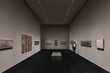 "Zeng Fanzhi: Near and Far / Now and Then", mostra allestita negli spazi della Scuola Grande della Misericordia (Venezia, 2024) su progetto di Tadao Ando (© Enrico Florese, pagine 68-69 del volume)