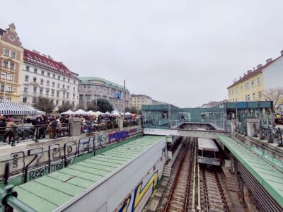 Naschmarkt, mercato delle pulci e ferrovia urbana, Vienna (© Frediani)