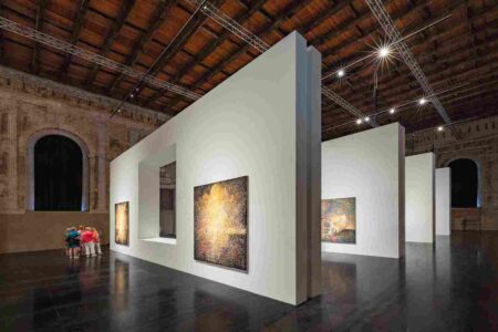 "Zeng Fanzhi: Near and Far / Now and Then", mostra allestita negli spazi della Scuola Grande della Misericordia (Venezia, 2024) su progetto di Tadao Ando (© Enrico Florese, pagine 68-69 del volume)