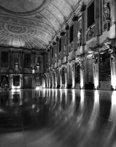 Allestimento della mostra "Emilio Vedova" nella Sala delle Cariatidi a Palazzo Reale (Milano, 2019) (© Marco Cappelletti, courtesy Studio Alvisi Kirimoto, pagina 76 del volume)
© Marco Cappelletti, Courtesy Studio Alvisi Kirimoto
Pagina 76 del volume