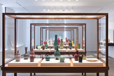 Vetrina realizzata dalla falegnameria Capovilla per "Carlo Scarpa. Venini 1932-1947" (© Vittorio Bellini, courtesy Le Stanze del Vetro, 2013, pagine 116-117 del libro)