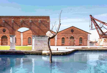 Giuseppe Penone, Idee di pietra – Olmo,2008 – The Listener, Venezia, 2021 ( © Sebastiano Pellion di Persano, courtesy Studio Giuseppe Penone, © OTTART, pagine 178-179 del volume)