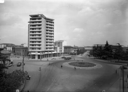 Cooperativa Architetti e Ingegneri Reggio Emilia. Grattacielo di Reggio Emilia, 1953 (Foto di Renzo Vaiani ©Biblioteca Panizzi - Reggio Emilia)