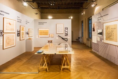 Veduta della mostra La costruzione della città moderna, Palazzo da Mosto, Reggio Emilia, 2025 (©outThere)