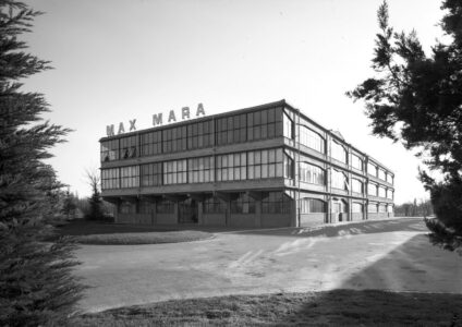 Antonio Pastorini e Eugenio Salvarani. Stabilimento Max Mara, Reggio Emilia, 1961 (Foto Stani-slao Farri, FBP)