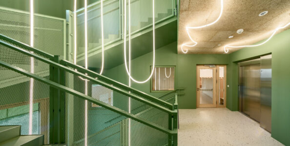 Dettaglio vano scala della Scuola d'infanzia di Barbiano, Bolzano (© Oskar Da Riz)