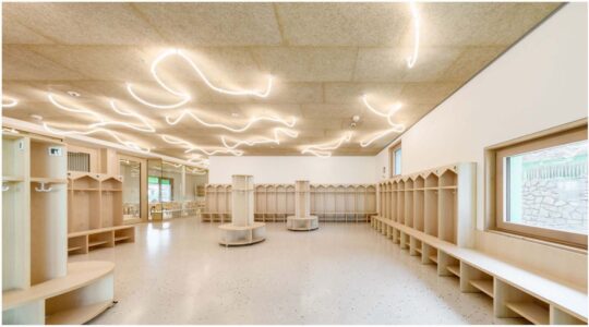 Dettaglio ingresso della Scuola d'infanzia di Barbiano, Bolzano (© Oskar Da Riz)