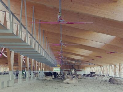 "The Big Zip - A House For Happy Cows" a Mantello (Sondrio): Gianmatteo Romegialli, Ivan Gusmeroli (2022), (@ Marcello Mariana)