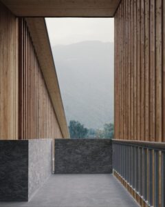 "The Big Zip - A House For Happy Cows" a Mantello (Sondrio): Gianmatteo Romegialli, Ivan Gusmeroli (2022), (@ Marcello Mariana)