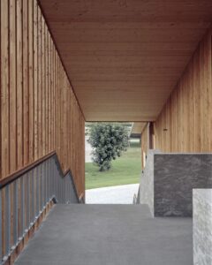 "The Big Zip - A House For Happy Cows" a Mantello (Sondrio): Gianmatteo Romegialli, Ivan Gusmeroli (2022), (@ Marcello Mariana)