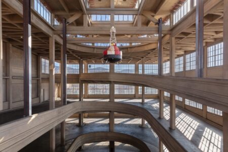 Die Mimik der Tethys di Julius von Bismarck, sospesa all'interno della rampa elicoidale dell'ex fabbrica FIAT del Lingotto a Torino