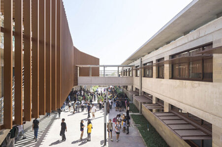 La corte interne del Liceo francese a Gibuti (©Richard+Schoeller Architects)
