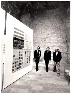 Biennale 1976, inaugurazione della Sezione Europa-America (Vittorio Gregotti con Giulio Andreotti presidente del Consiglio e Carlo Ripa di Meana presidente di Biennale). Archivio Storico della Biennale di Venezia, ASAC (© Cameraphoto)