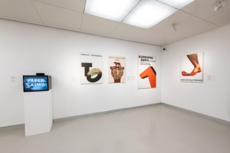 Allestimento mostra Urrà la neve! Armando Testa e lo sport, Museo del Novecento Milano (© Marco Bertoli)