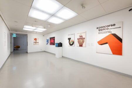 Allestimento mostra Urrà la neve! Armando Testa e lo sport, Museo del Novecento Milano (© Marco Bertoli)