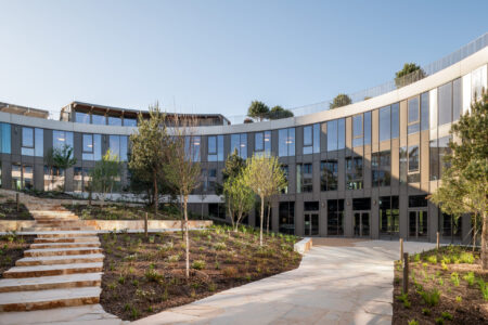 Il patio giardino interno, sede Ceva a Les Dagueys - Libourne (courtesy BLP & Associés)