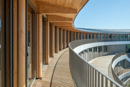 Terrazze e giardini pensili all’ultimo livello, sede Ceva a Les Dagueys - Libourne (courtesy BLP & Associés)