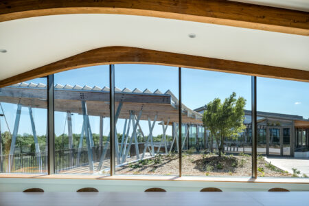 Una sala riunioni con vista sui giardini pensili al terzo piano, sede Ceva a Les Dagueys - Libourne (courtesy BLP & Associés)