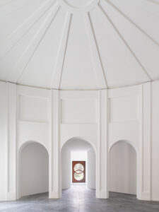 Sala Brenno con la finestra di Carlo Scarpa, Padiglione Centrale Giardini della Biennale di Venezia (© Marco Cappelletti / Marco Cappelletti Studio, courtesy La Biennale di Venezia / MiC)