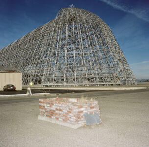 Ramak Fazel, l’Hangar One di Moffett Field, originariamente costruito per ospitare dirigibili militari e attualmente di proprietà di Google e in corso di riconversione (© Ramak Fazel)