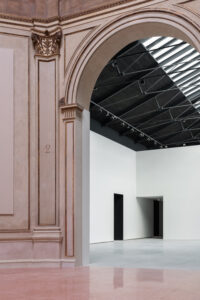 Foto 14. Scorcio della sala Chini, Padiglione Centrale Giardini della Biennale di Venezia (© Marco Cappelletti / Marco Cappelletti Studio, courtesy La Biennale di Venezia / MiC)