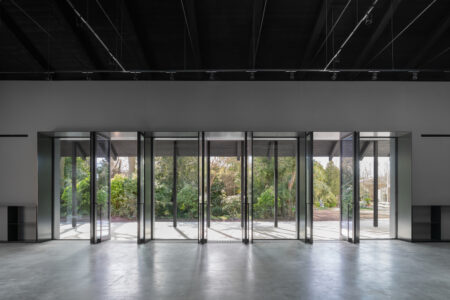 Vista giardino dalle sale espositive, Padiglione Centrale Giardini della Biennale di Venezia (@ Foto Marco Cappelletti / Marco Cappelletti Studio, courtesy La Biennale di Venezia / MiC)
