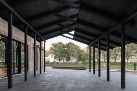 Loggia della caffetteria, Padiglione Centrale Giardini della Biennale di Venezia (© Giuseppe Miotto / Marco Cappelletti Studio, courtesy La Biennale di Venezia / MiC)