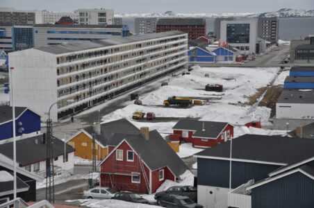 Il tessuto urbano del centro con il Blok P, il più grande complesso residenziale della città (e della Groenlandia). (© Vincent van Zeijst, Creative Commons CC BY-SA 4.0 licence)