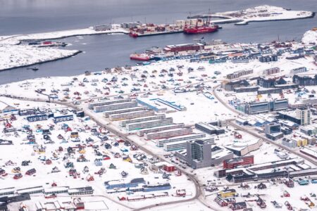 Veduta aerea del centro. Si osservano, in basso a destra, i nuovi Nuuk Center e Katuaq, entrambi progettati da KHR (© Lisa Germany, Greenland Today)