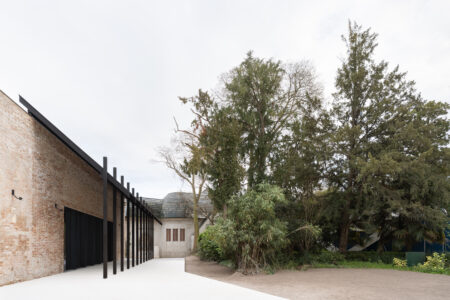 Portico verso il giardino, Padiglione Centrale Giardini della Biennale di Venezia (© Marco Cappelletti / Marco Cappelletti Studio, courtesy La Biennale di Venezia / MiC)