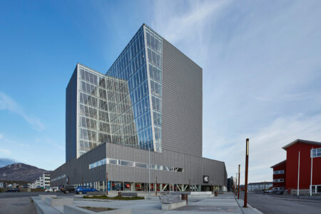 Il Nuuk Center di KHR Architecture, © Peter Lindstrom, VisitNuuk.com. Visit Greenland (http://vg.gl/accr)