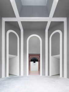 Sala di ingresso, Padiglione Centrale Giardini della Biennale di Venezia (© Marco Cappelletti / Marco Cappelletti Studio, courtesy La Biennale di Venezia / MiC)