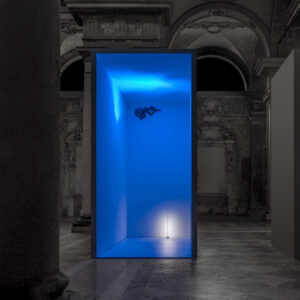 immagine dell'installazione Il grande blu nella mostra "Davide Groppi. Un'ora di luce", Volumnia, Piacenza, 2026 (courtesy Davide Groppi)