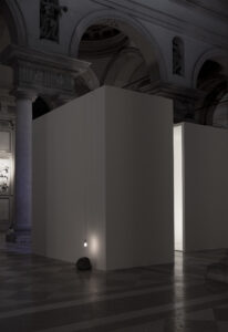 immagine di Less is Less nella mostra "Davide Groppi. Un'ora di luce", Volumnia, Piacenza, 2026 (courtesy Davide Groppi)