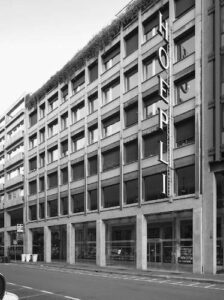 L'edificio lungo la via Hoepli, Milano 2015 (© Marco Introini)