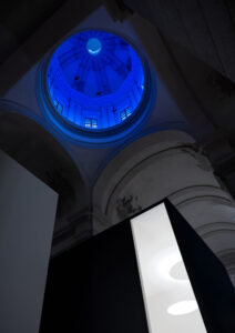 immagine di Out of Blue nella mostra "Davide Groppi. Un'ora di luce", Volumnia, Piacenza, 2026 (courtesy Davide Groppi)