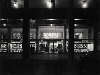 Vista notturna da via Hoepli, Milano (© concessa da MART, Fondo Figini e Pollin)