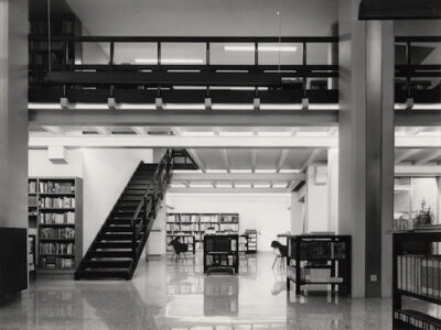 Vista notturna da via Hoepli, Milano (© concessa da MART, Fondo Figini e Pollini)