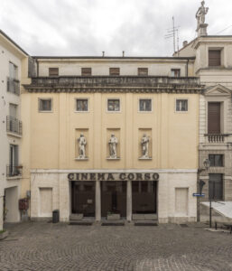 Ingresso principale dell'ex Cinema Corso, Vicenza (© Marco Zorzanello, Fondazione Roi)