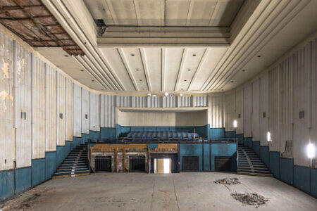 L'interno dell'ex Cinema Corso, Vicenza (© Marco Zorzanello, Fondazione Roi)