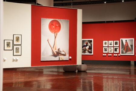 Allestimento della mostra Horst P. Horst. La Geometria della Grazia, Stanze della Fotografia (© Andrea Avezzù)