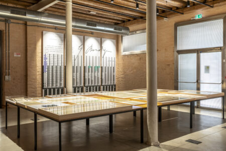 Allestimento della mostra 100 disegni per 100 anni, Iuav Venezia (© Università IUAV Venezia)